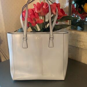 Kate Spade, Large leather tote. GOLD Kate Spade logo. Snap and zip closure.